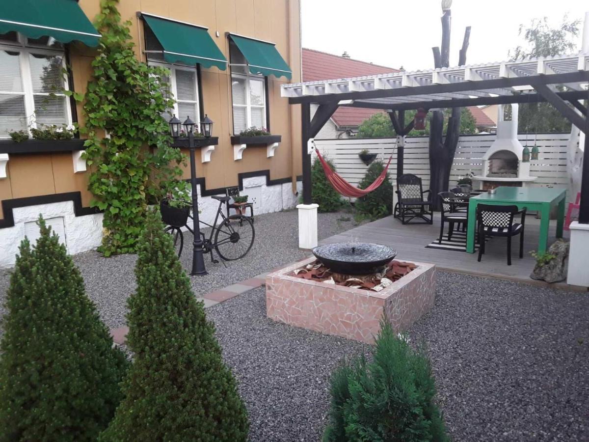 Paradlaegenhet Eskilstuna Esterno foto
